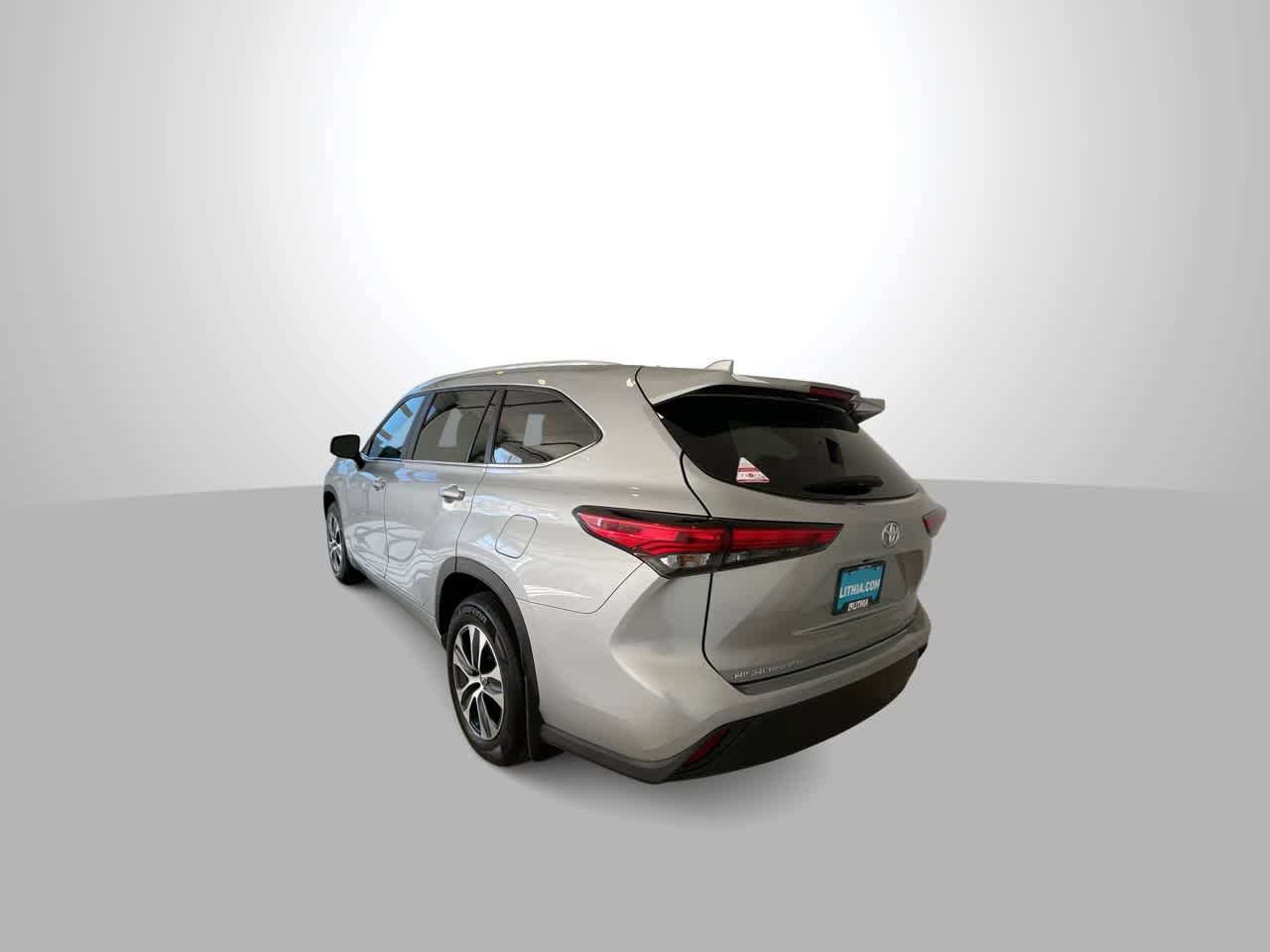 Used 2023 Toyota Highlander XLE AWD/4WD image 6
