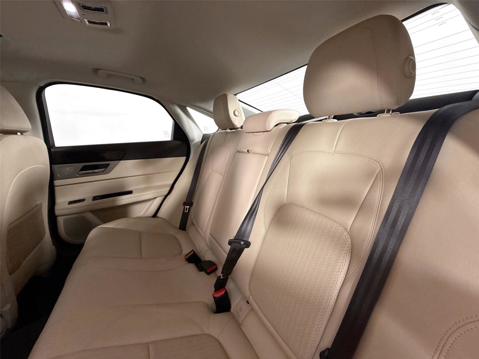 Used 2017 Jaguar XF Prestige image 32