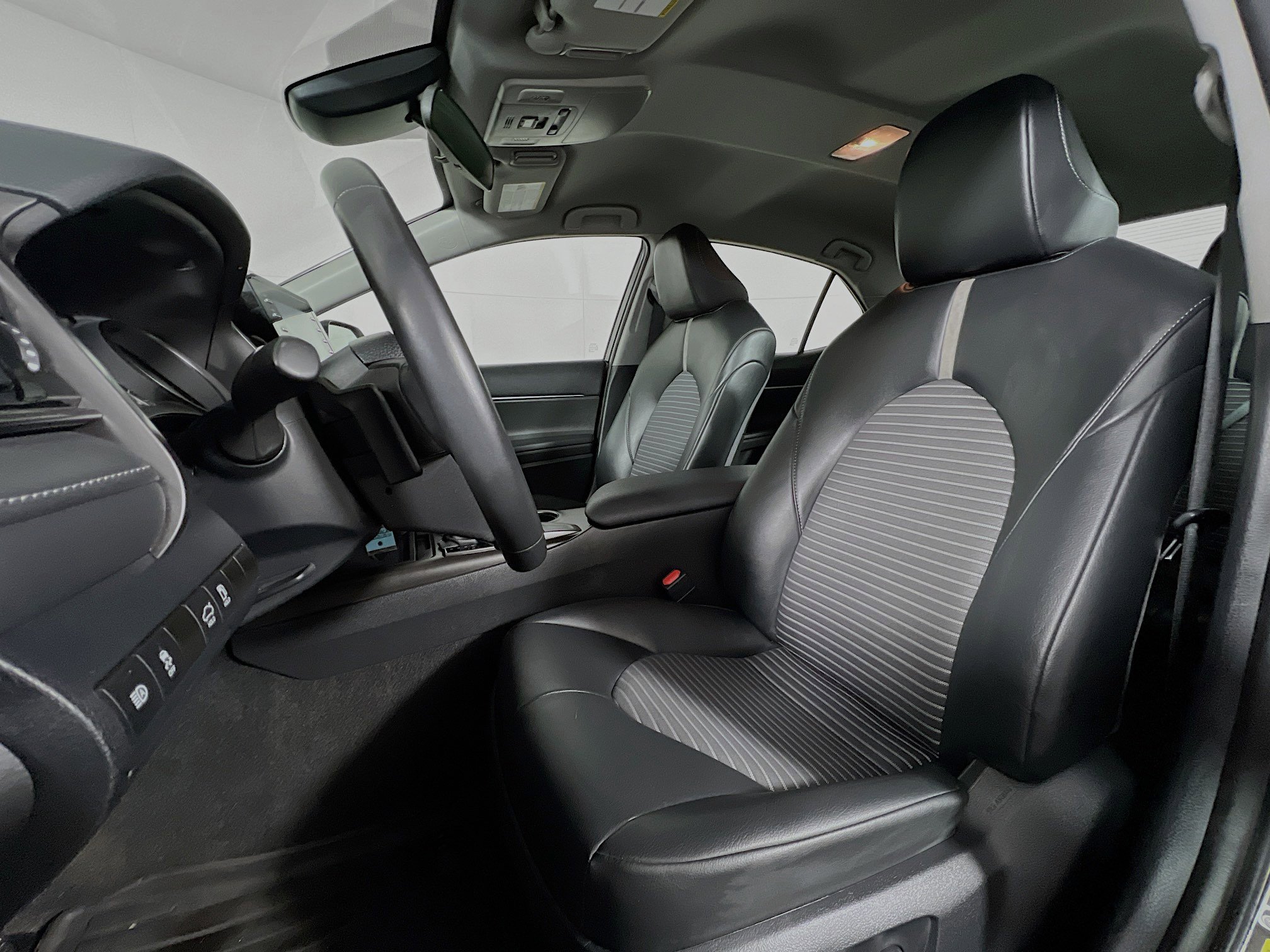 Used 2024 Toyota Camry SE image 11