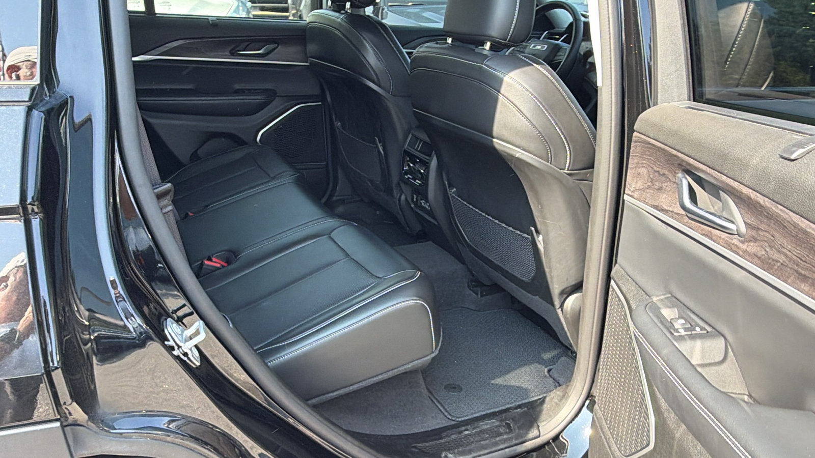 Used 2022 Jeep Grand Cherokee Limited w/ Luxury Tech Group II RWD image 22