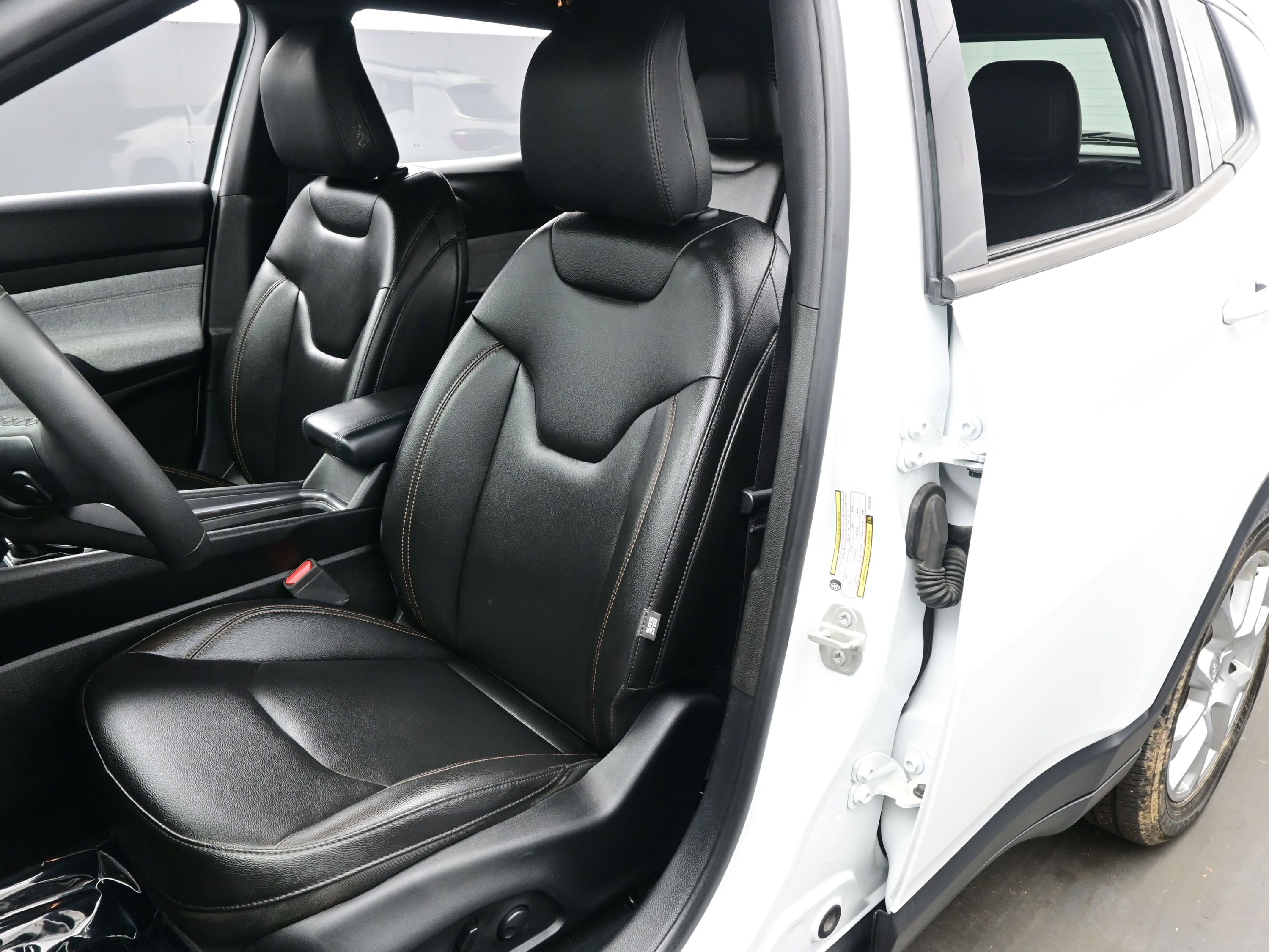 Used 2023 Jeep Compass Latitude image 12