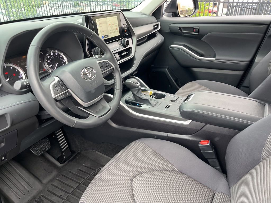 Used 2024 Toyota Highlander LE FWD image 19