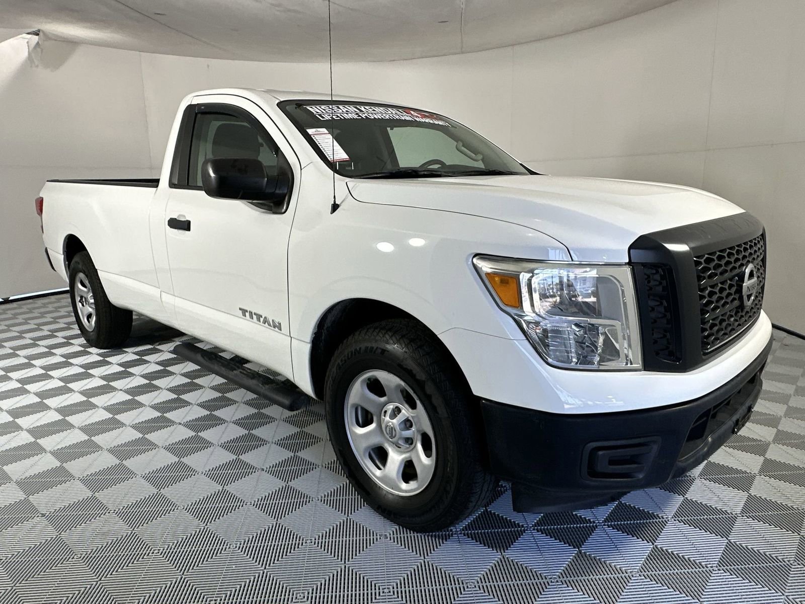 Used 2017 Nissan Titan S image 2