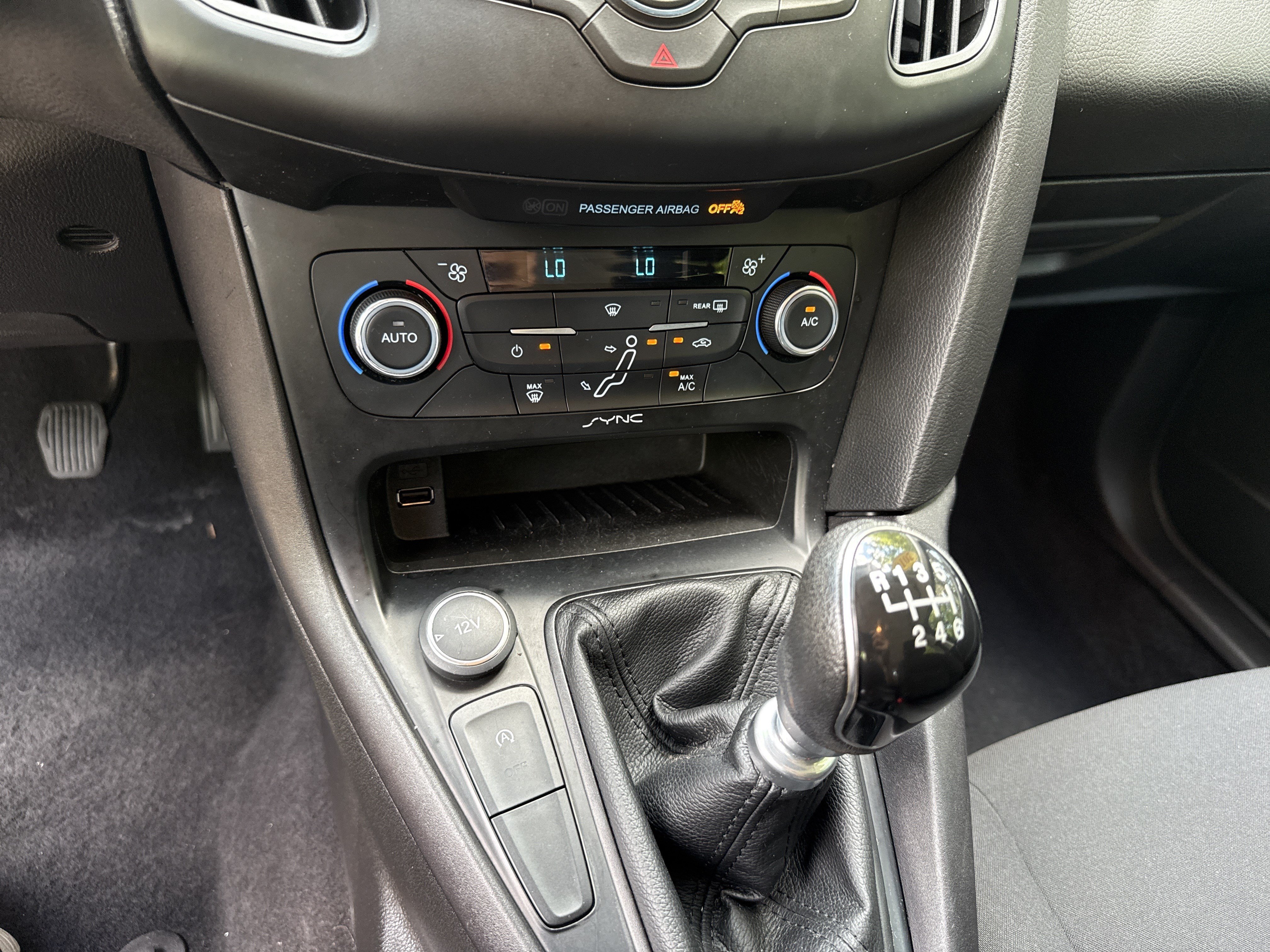 Used 2016 Ford Focus SE w/ SE Power Seat Package FWD image 28