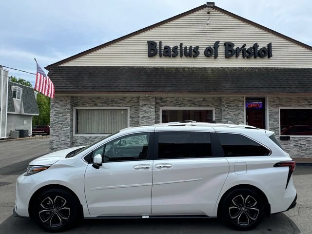 Used 2025 Toyota Sienna Platinum AWD/4WD image 10