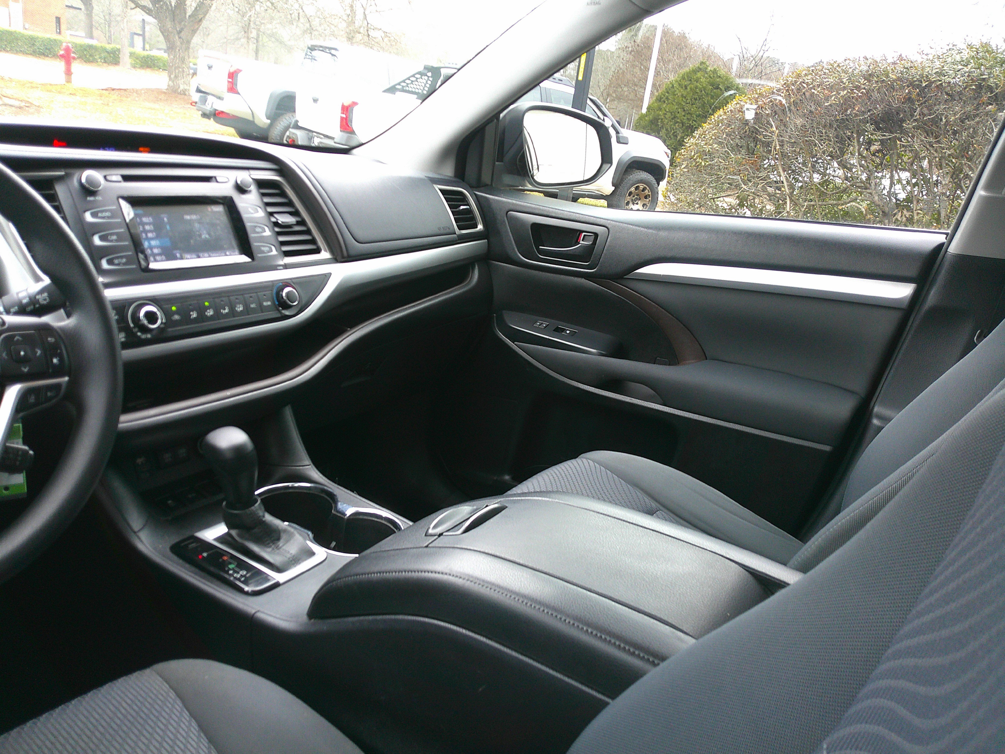 Used 2017 Toyota Highlander LE image 33