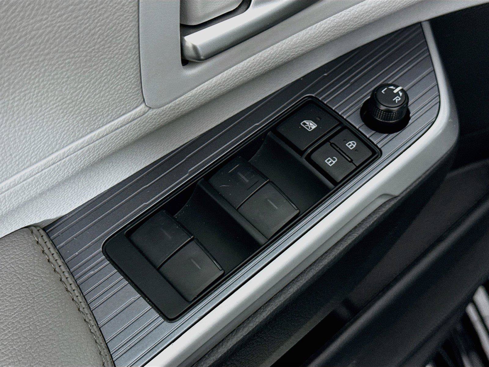 Certified 2026 Toyota Sienna XLE FWD image 31