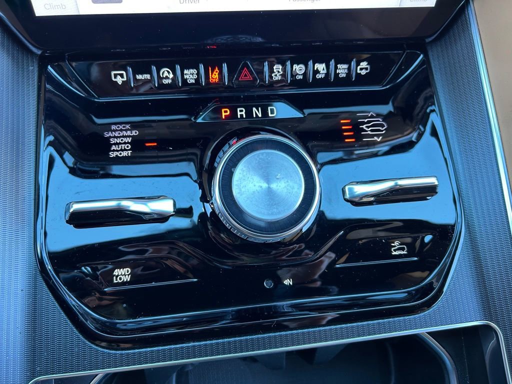 Used 2024 Jeep Grand Wagoneer Series III w/ Rear Seat Video Group 1 AWD/4WD image 36