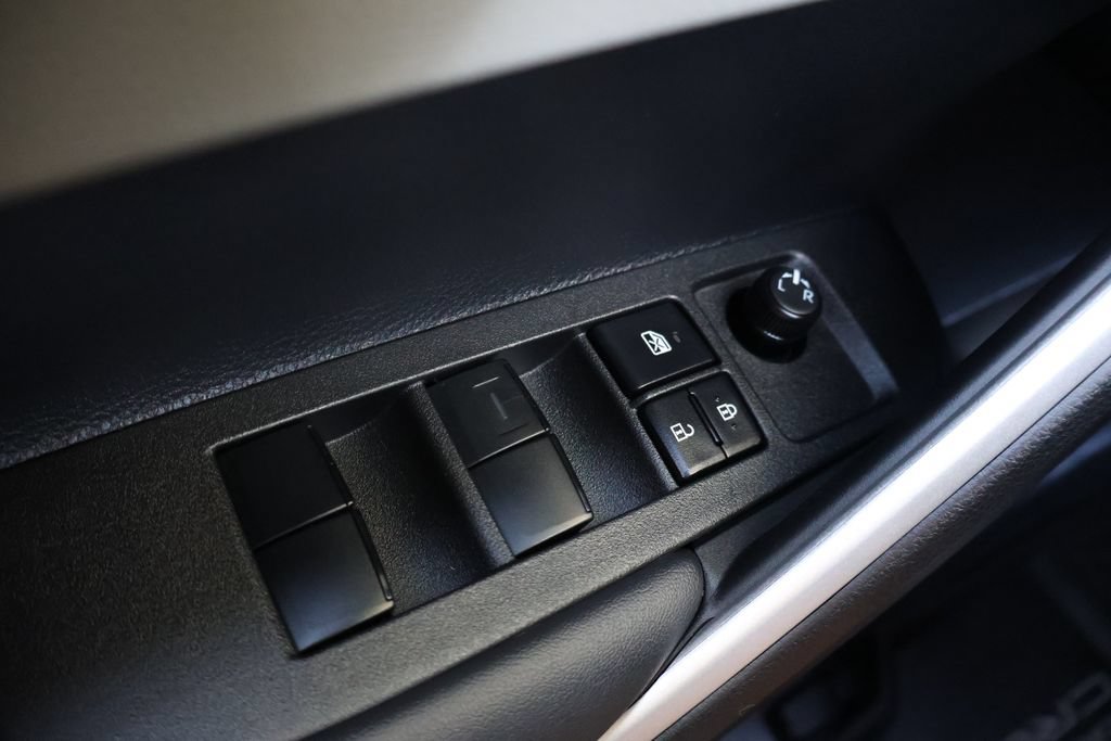 Used 2026 Toyota Corolla Cross LE FWD image 34