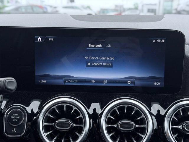 Used 2025 Mercedes-Benz GLA 250 4MATIC image 37