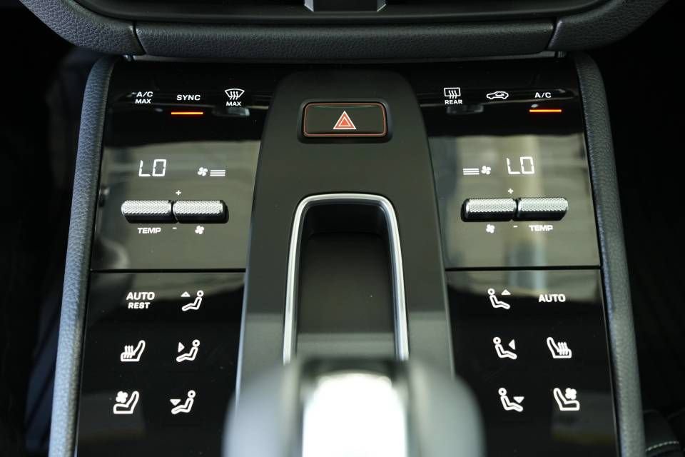 Certified 2025 Porsche Macan AWD/4WD image 21