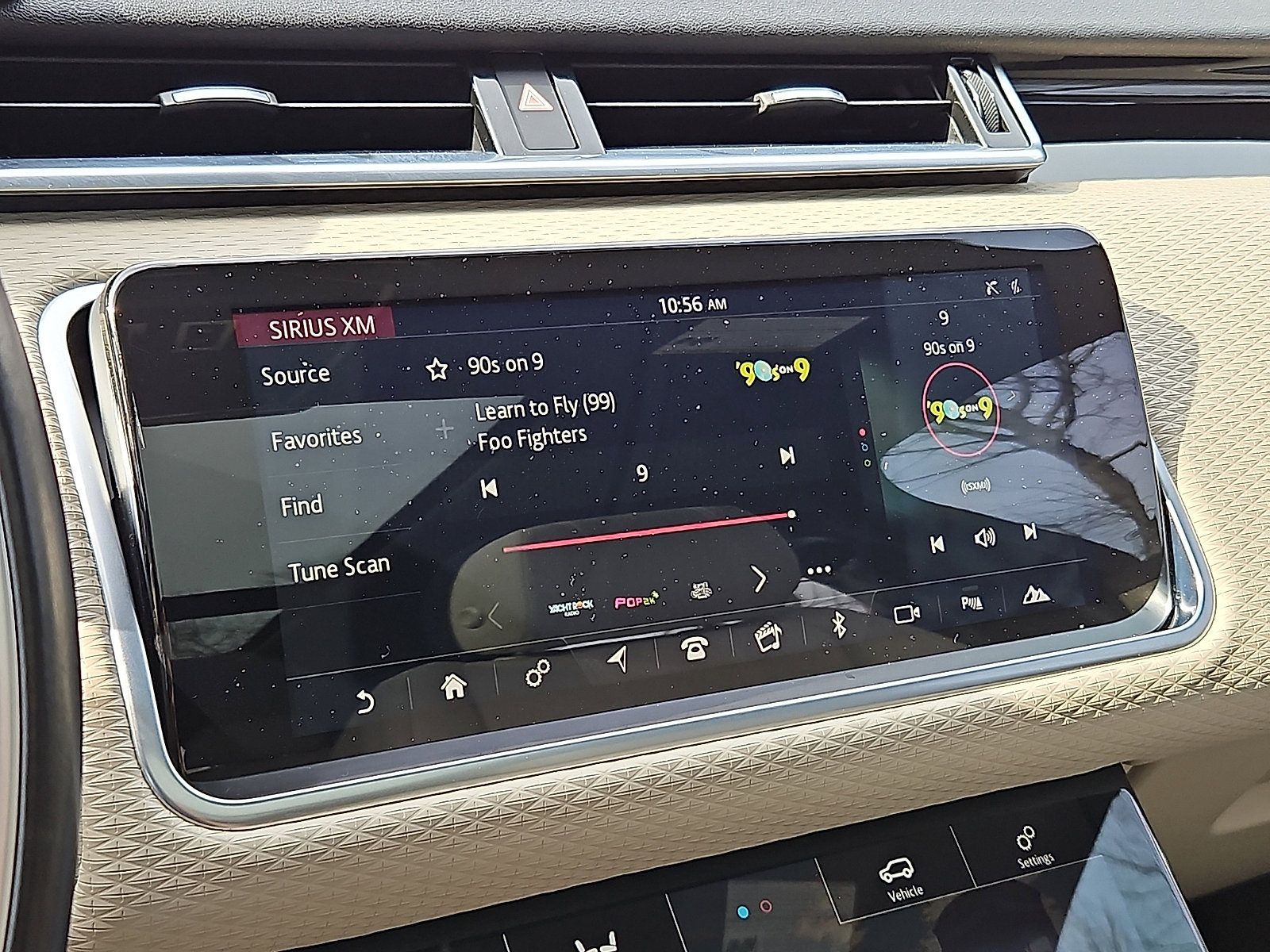 Used 2020 Land Rover Range Rover Velar R-Dynamic S image 18