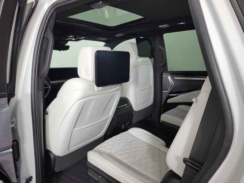 Used 2025 Cadillac Escalade Sport Platinum w/ LPO, ONYX Package AWD/4WD image 14