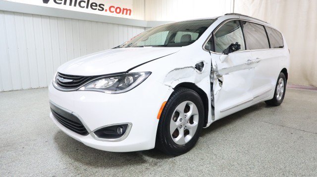 Used 2018 Chrysler Pacifica Touring-L FWD image 2