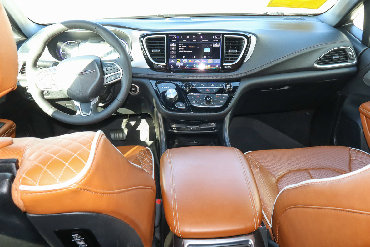 Used 2024 Chrysler Pacifica Pinnacle FWD image 23