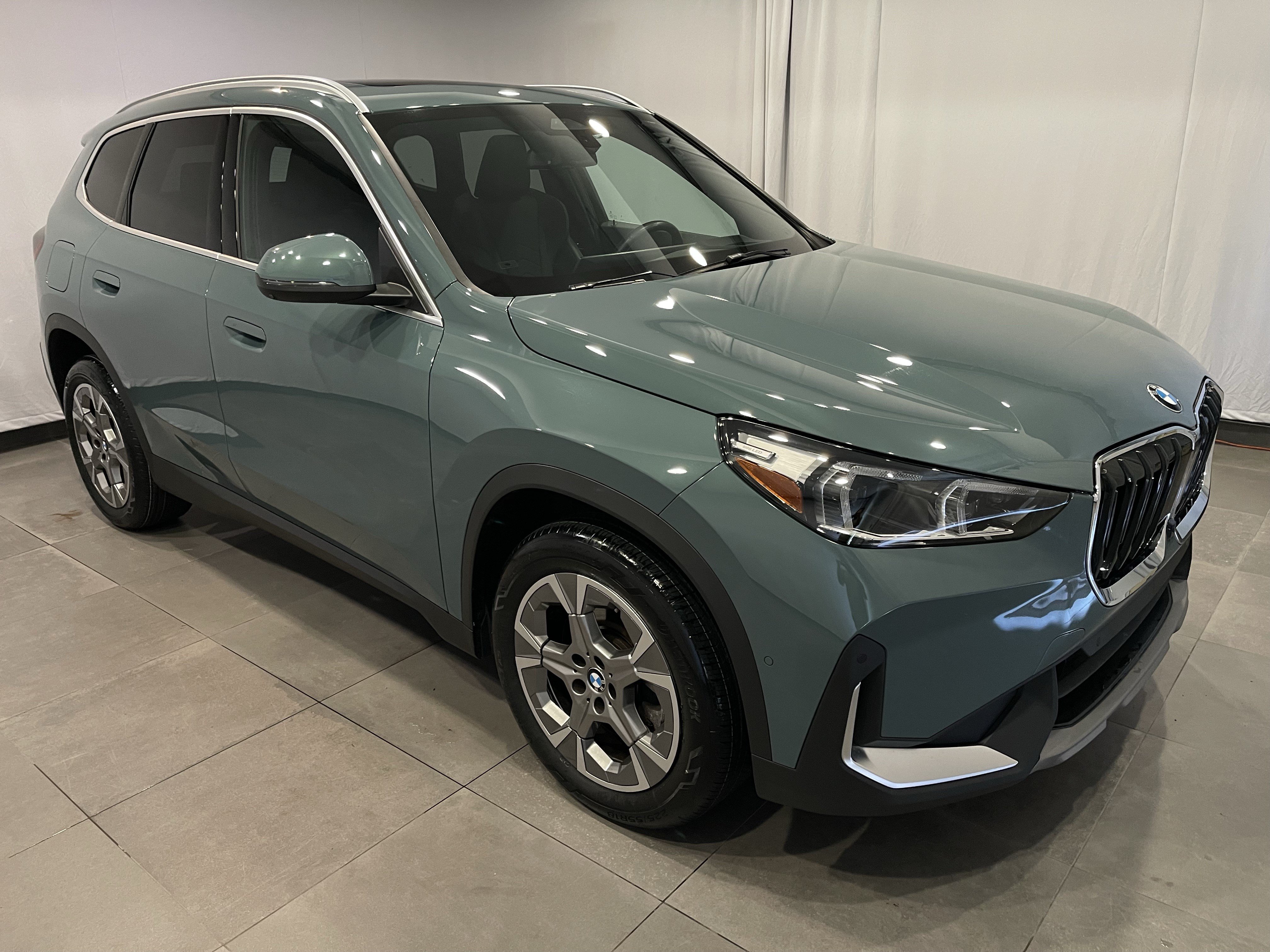 Used 2023 BMW X1 xDrive28i w/ Premium Package AWD/4WD image 3