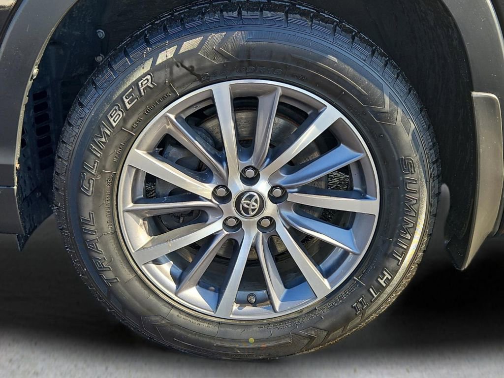 Used 2018 Toyota Highlander XLE w/ Carpet Mat Package (TMS) image 8