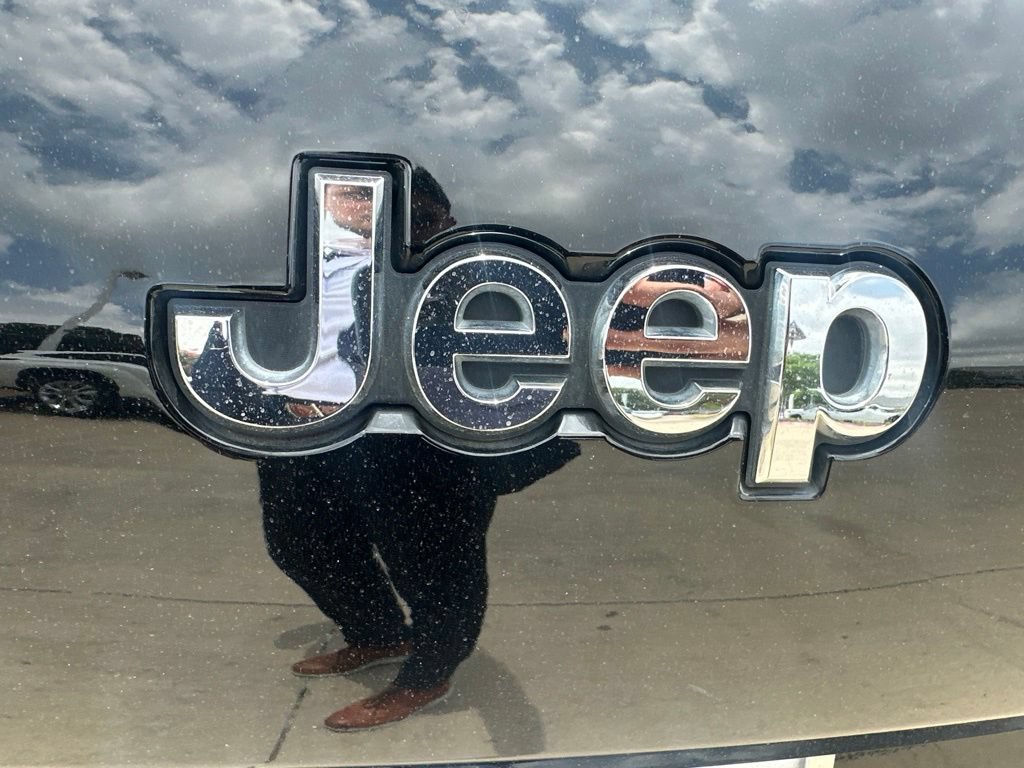 Used 2023 Jeep Grand Cherokee L Laredo RWD image 11