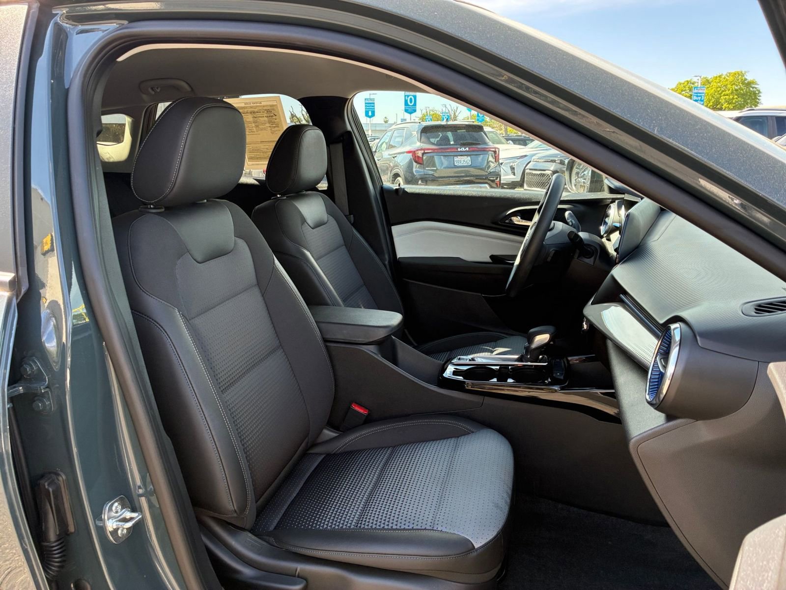 Used 2025 Chevrolet Trax LT image 35