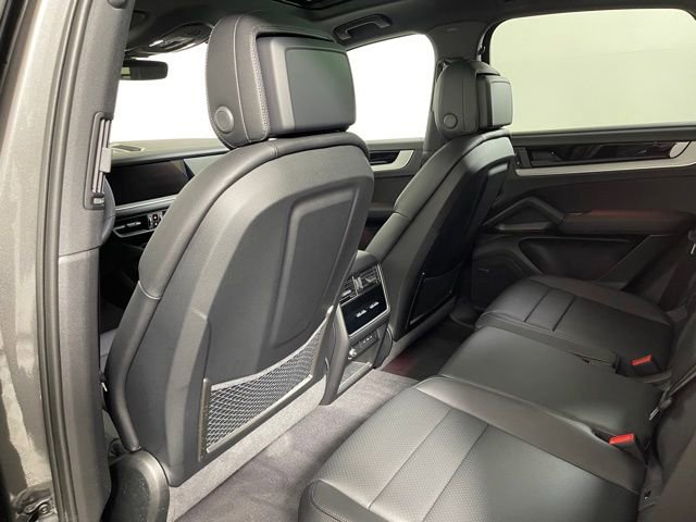 Used 2025 Porsche Cayenne image 29
