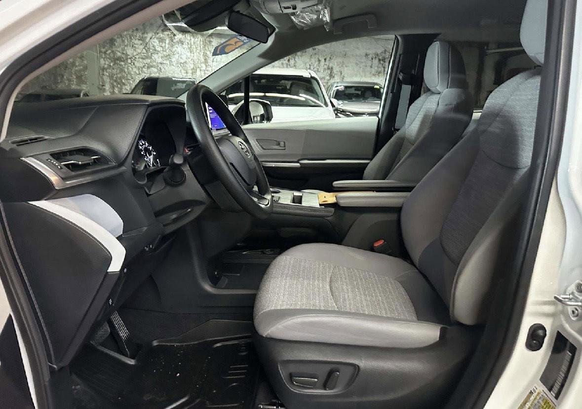 Used 2025 Toyota Sienna LE image 13