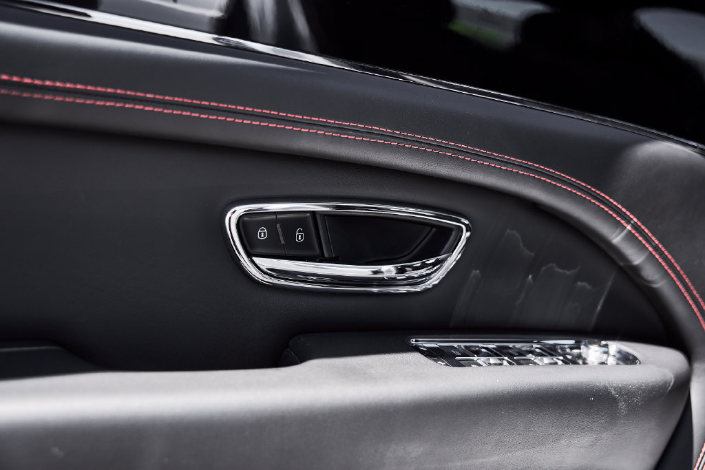 Used 2021 Bentley Bentayga AWD/4WD image 32