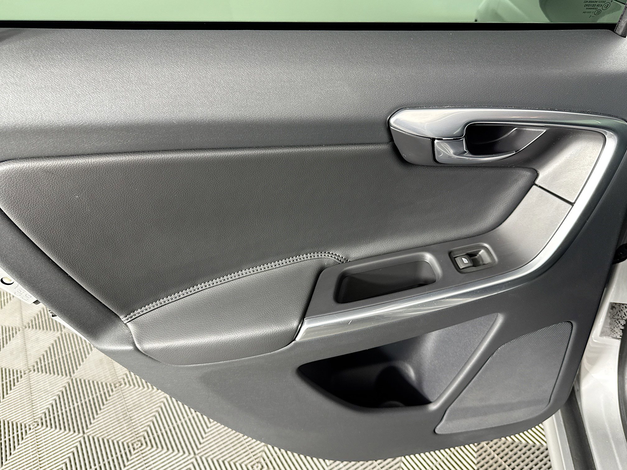 Used 2016 Volvo XC60 T5 Platinum w/ Protection Package image 25