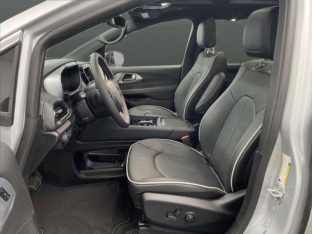 New 2026 Chrysler Pacifica Limited w/ Trailer Tow Group image 4