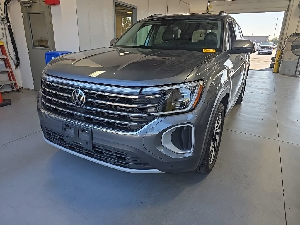 Used 2024 Volkswagen Atlas SE AWD/4WD image 2
