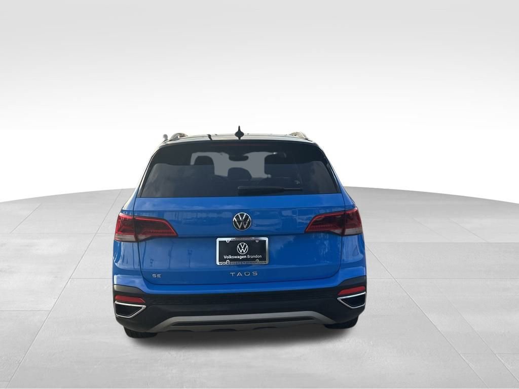 Used 2023 Volkswagen Taos SE w/ Panoramic Sunroof Package image 5