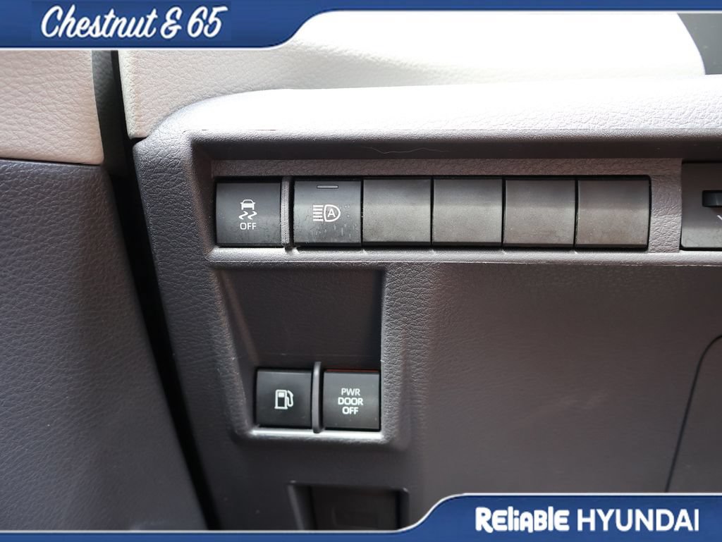 Used 2022 Toyota Sienna XLE w/ XLE Plus Package FWD image 32