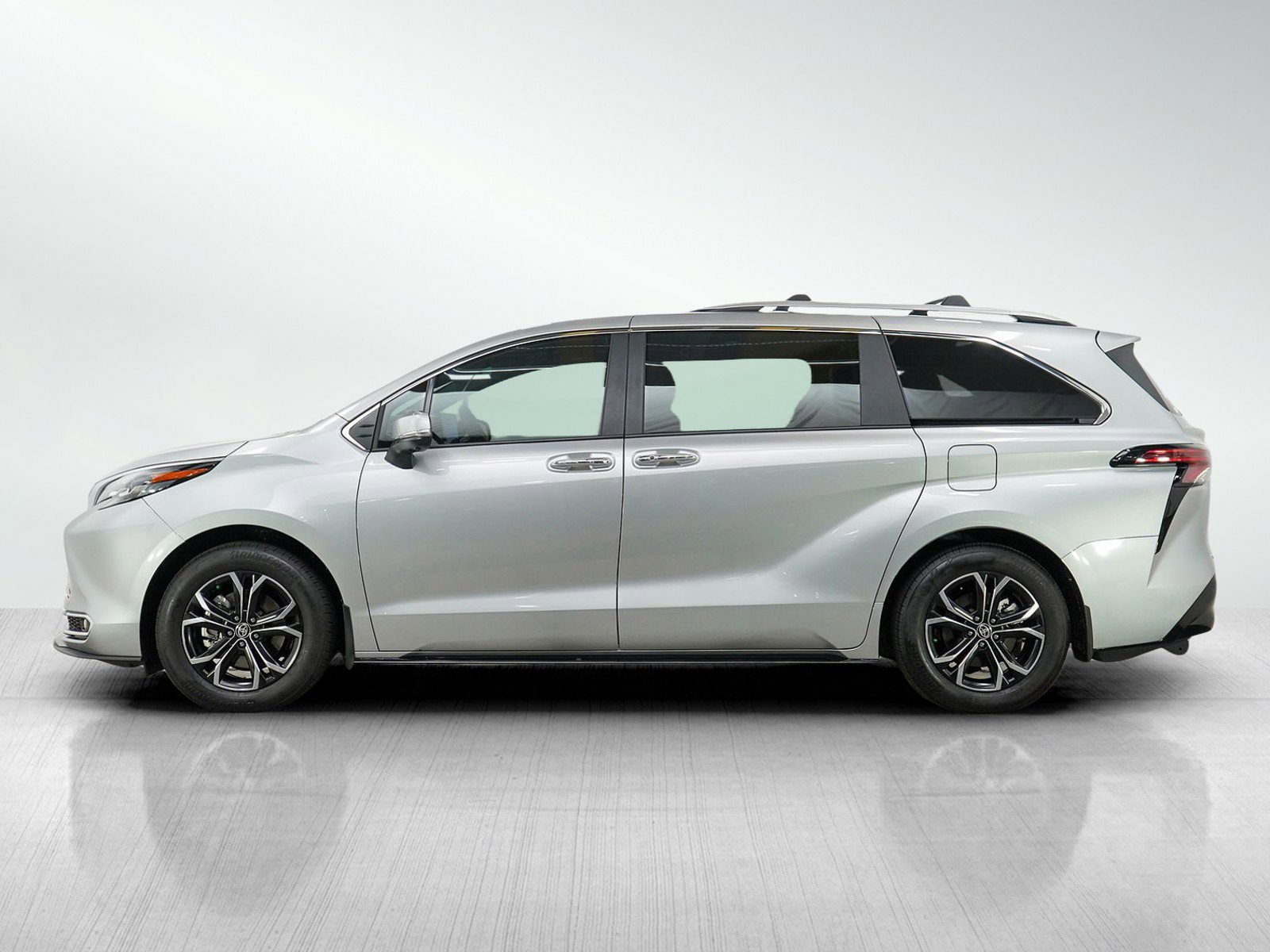 Used 2025 Toyota Sienna Platinum AWD/4WD image 2