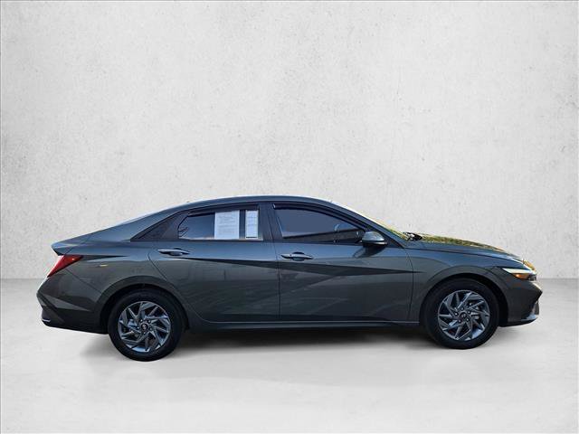 Used 2025 Hyundai Elantra Hybrid FWD image 4