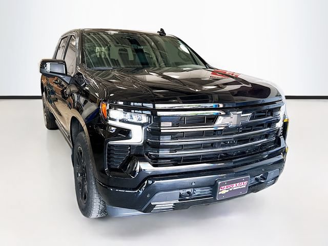 Used 2024 Chevrolet Silverado 1500 High Country w/ Midnight Edition AWD/4WD image 3