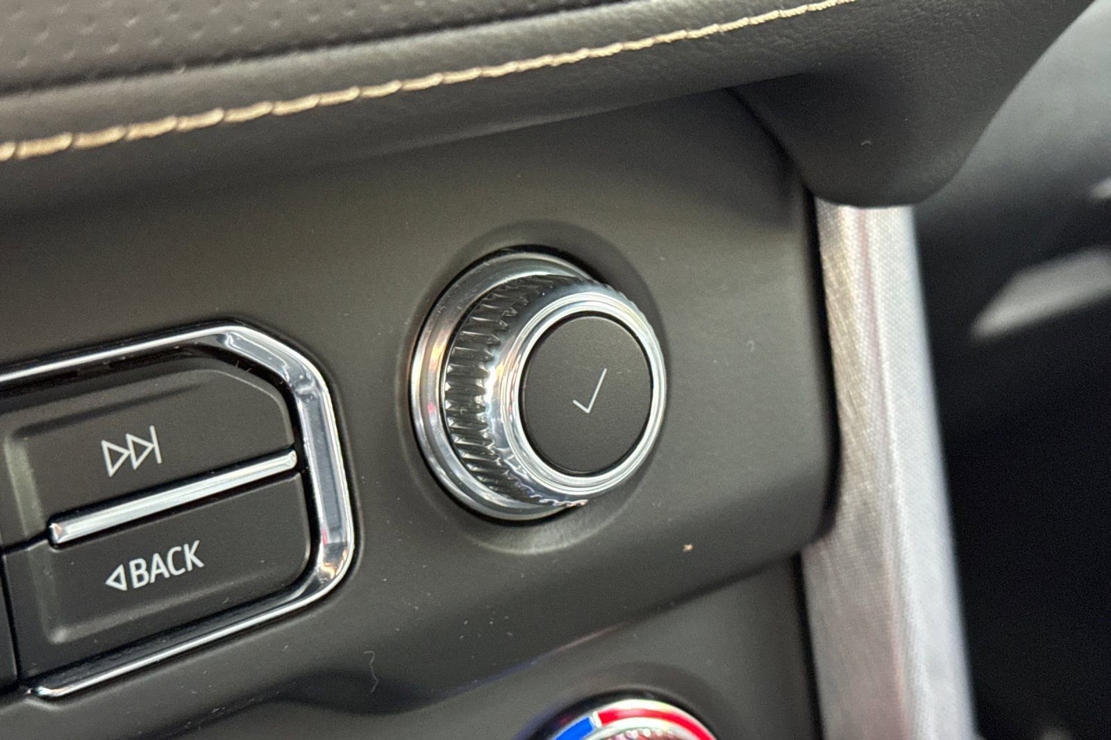 Used 2024 GMC Yukon SLT image 32