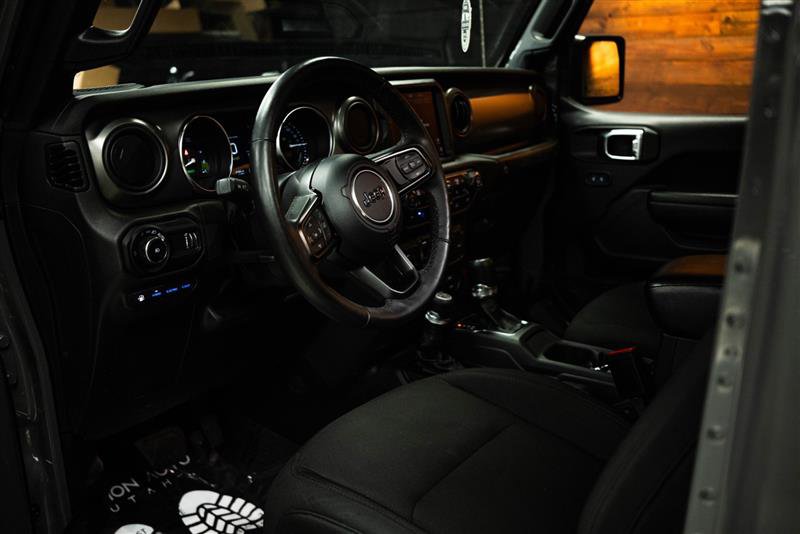 Used 2025 Jeep Wrangler Unlimited Sahara AWD/4WD image 8