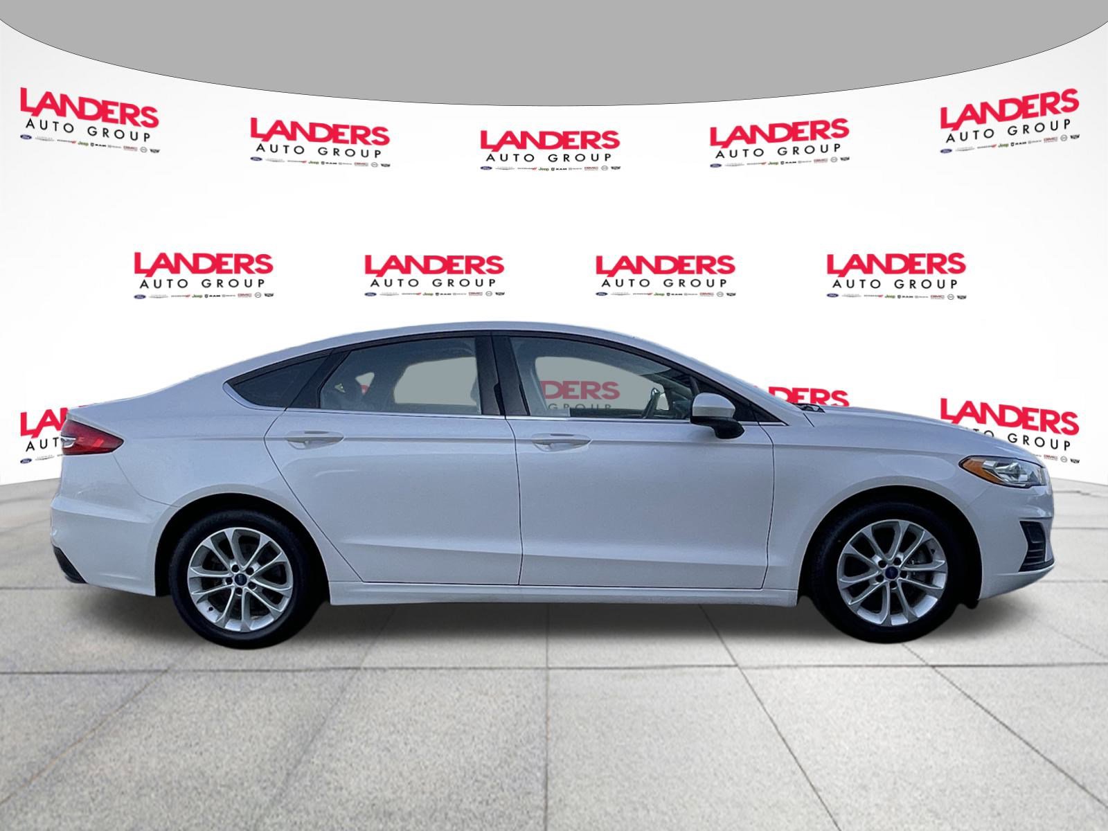 Used 2019 Ford Fusion SE image 2