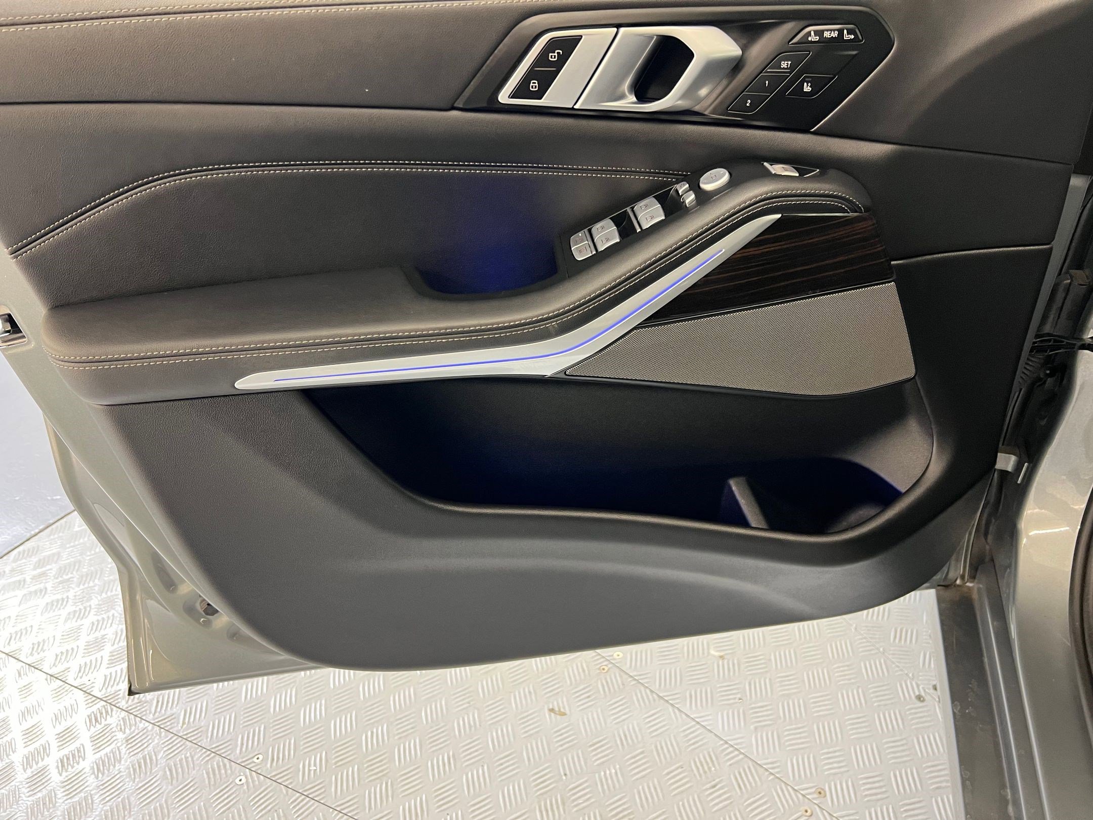 Used 2025 BMW X7 xDrive40i w/ Premium Package image 12