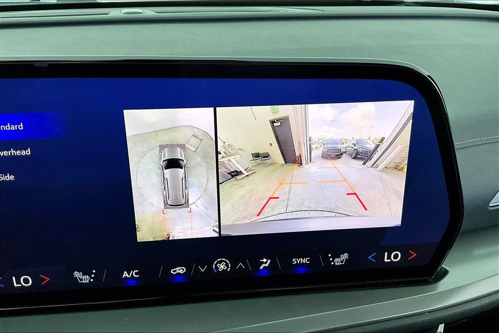 Used 2024 Chevrolet Traverse LT FWD image 28