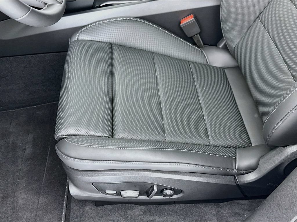 Certified 2025 Porsche Macan Turbo Electric AWD/4WD image 13