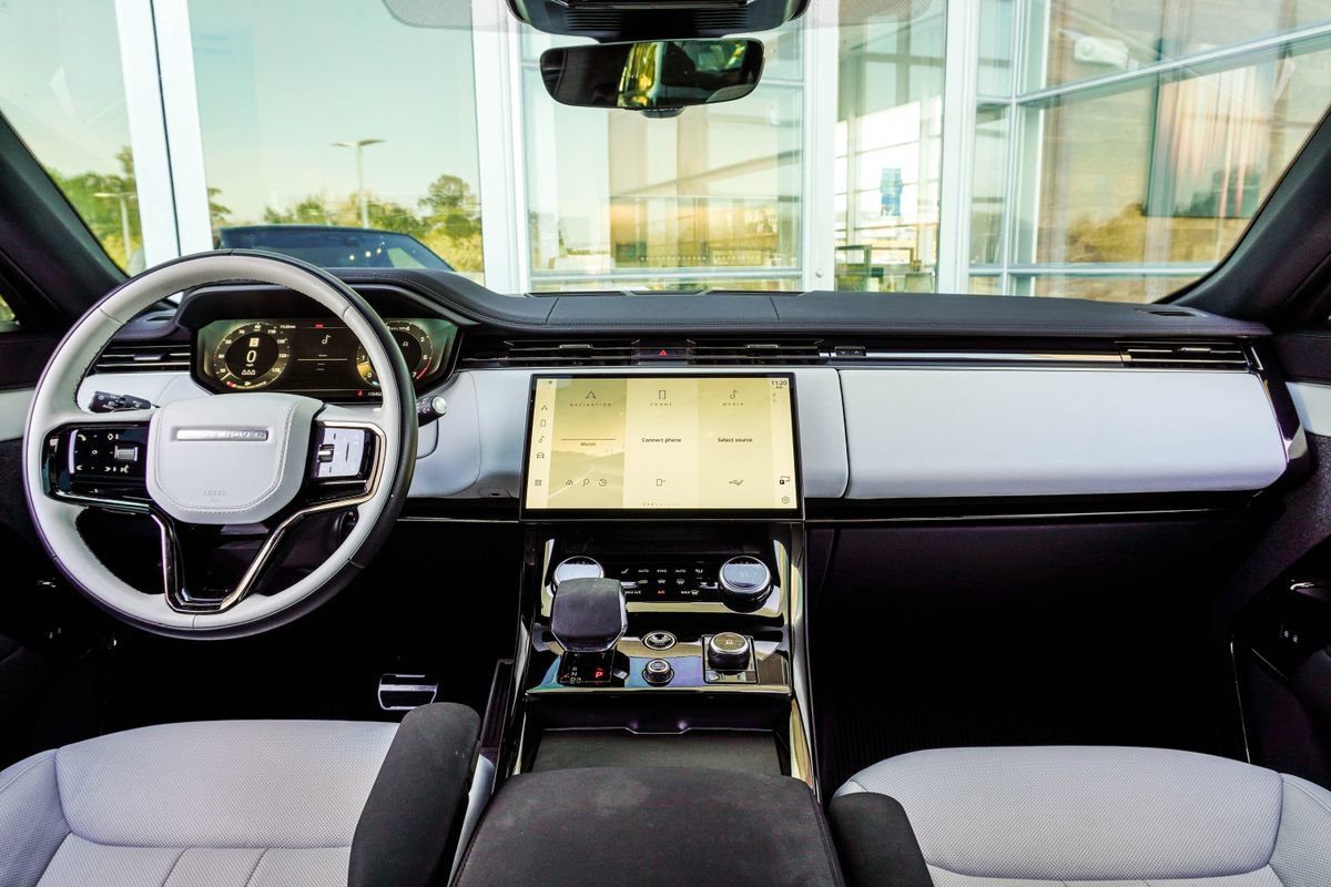 Used 2023 Land Rover Range Rover Sport SE Dynamic image 5