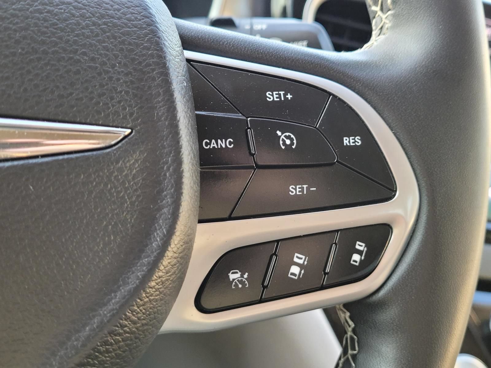 Used 2023 Chrysler Pacifica Touring-L FWD image 30