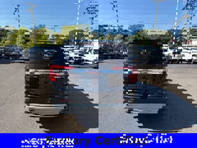 Certified 2023 GMC Acadia SLT w/ Preferred Package image 6