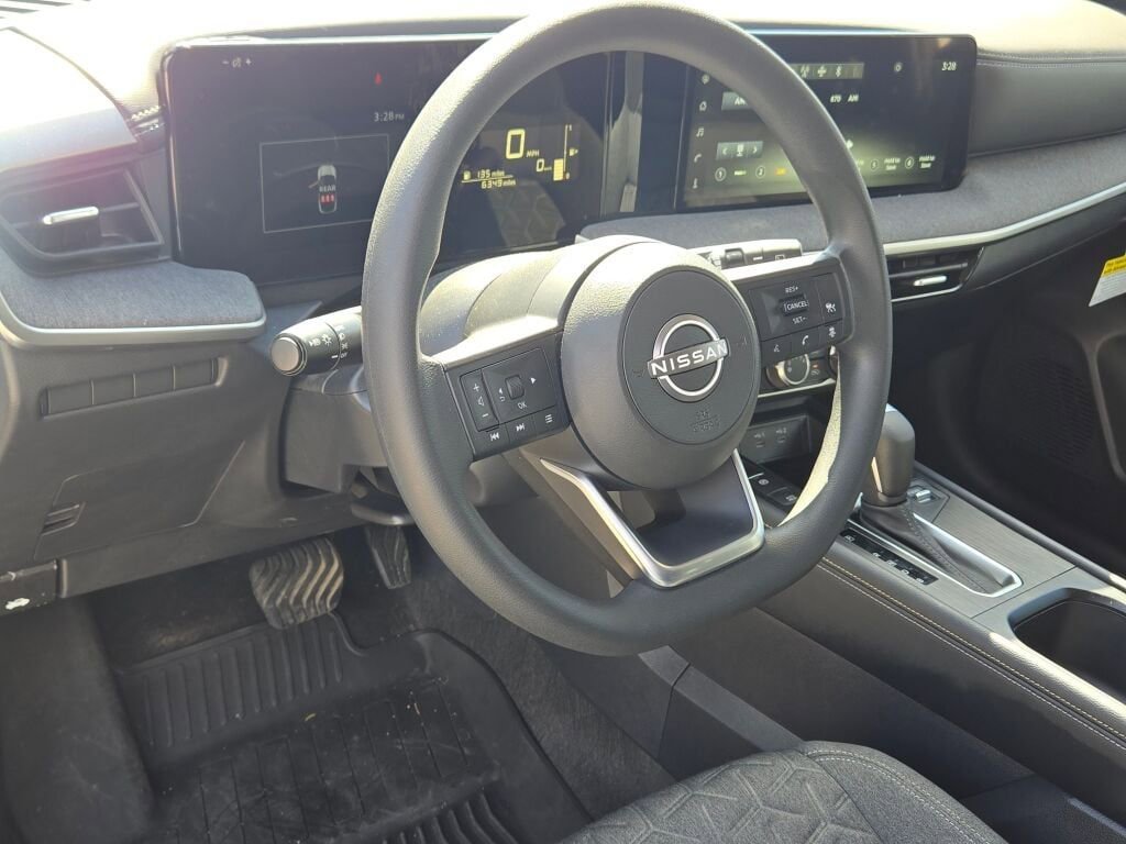 Used 2025 Nissan Kicks SV AWD/4WD image 19