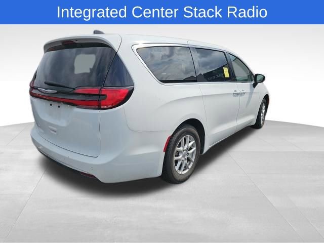 Used 2023 Chrysler Pacifica Touring-L image 4