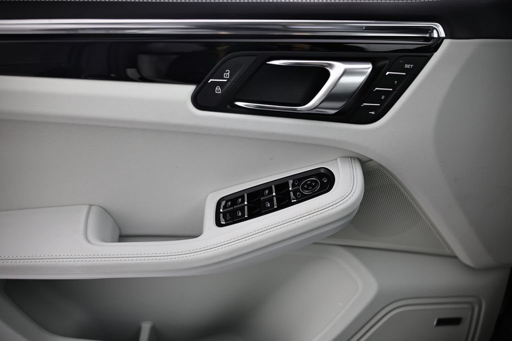 New 2026 Porsche Macan AWD/4WD image 18