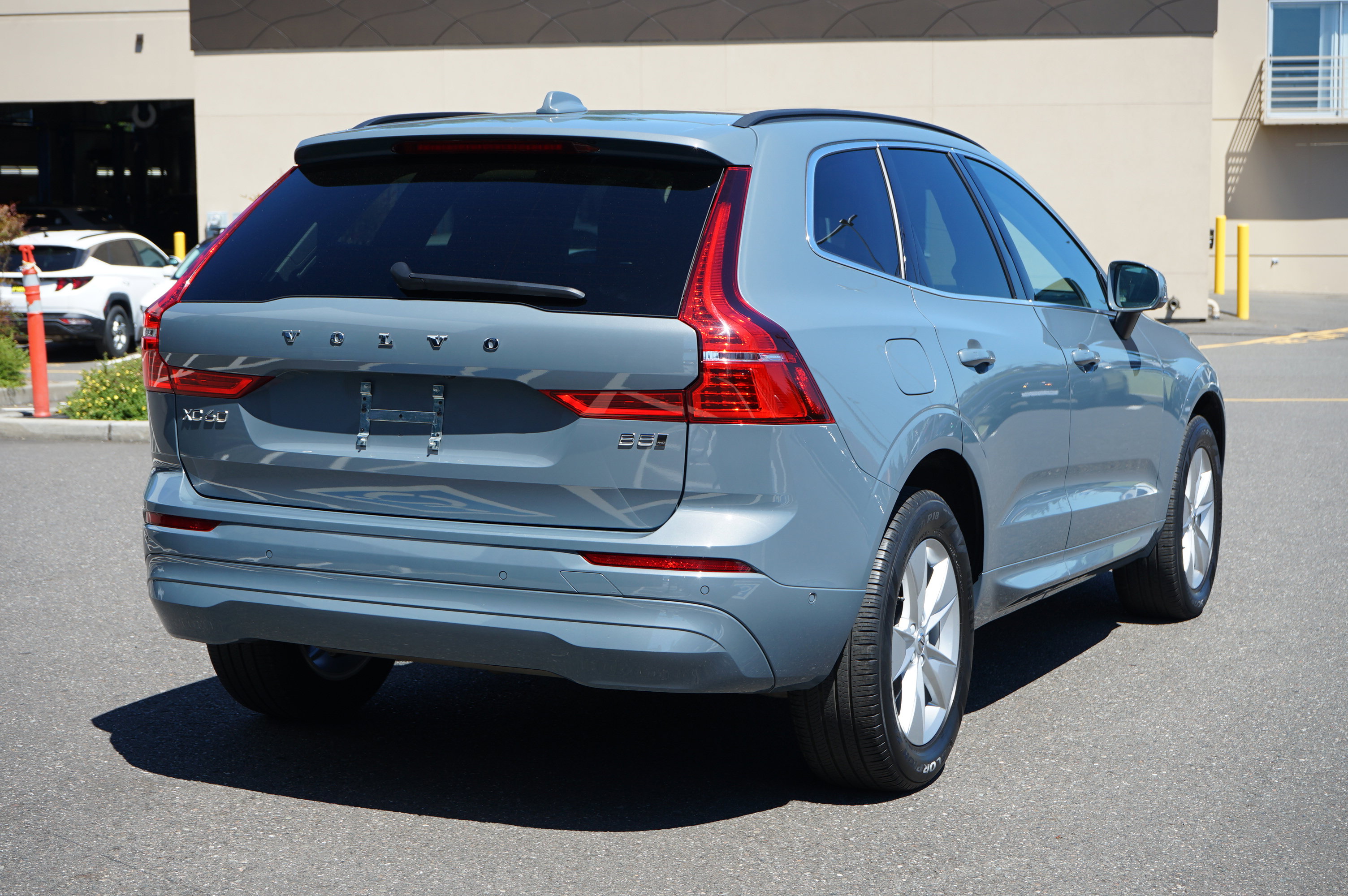 Used 2022 Volvo XC60 B5 Momentum image 4