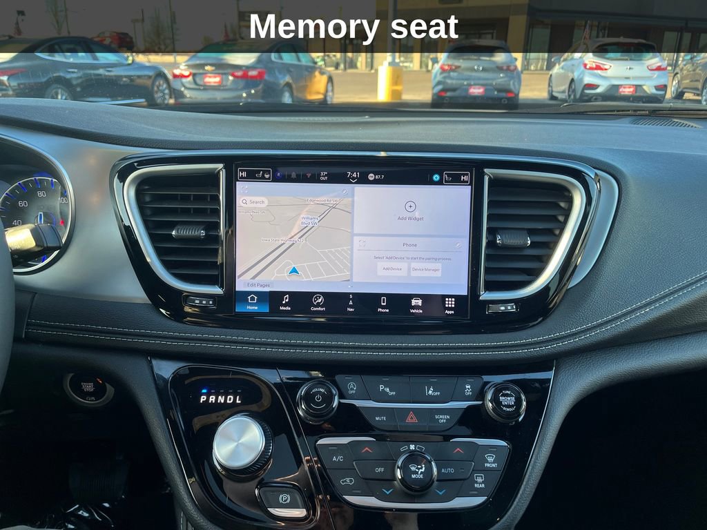 Used 2025 Chrysler Pacifica Limited image 15