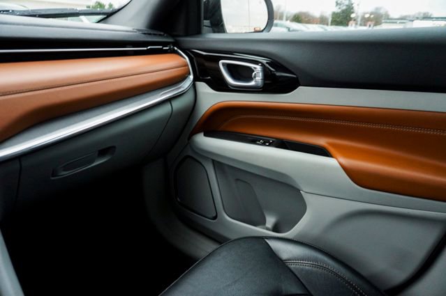 Used 2023 Jeep Compass Limited image 27