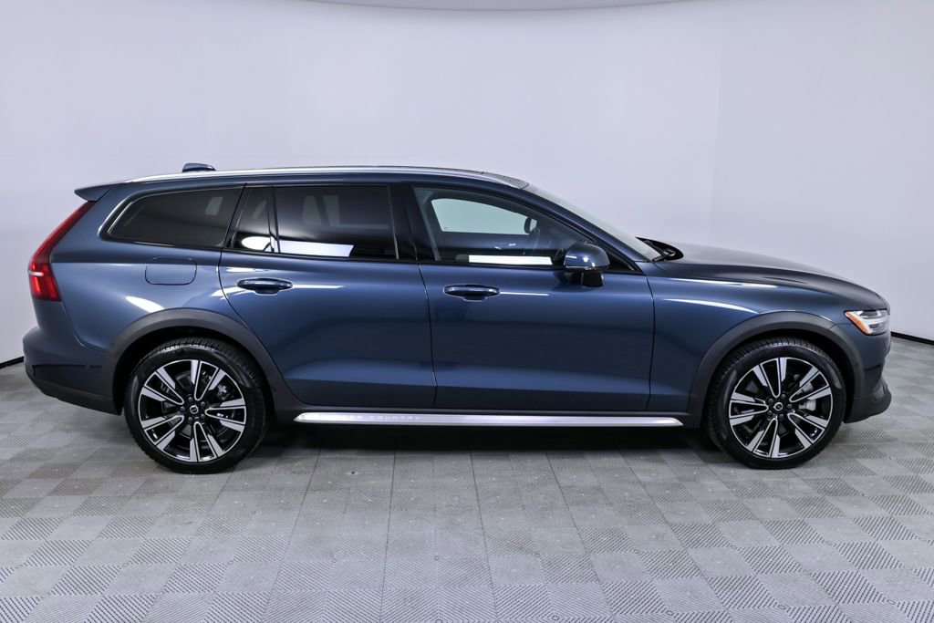 Used 2025 Volvo V60 B5 Cross Country Ultra image 28